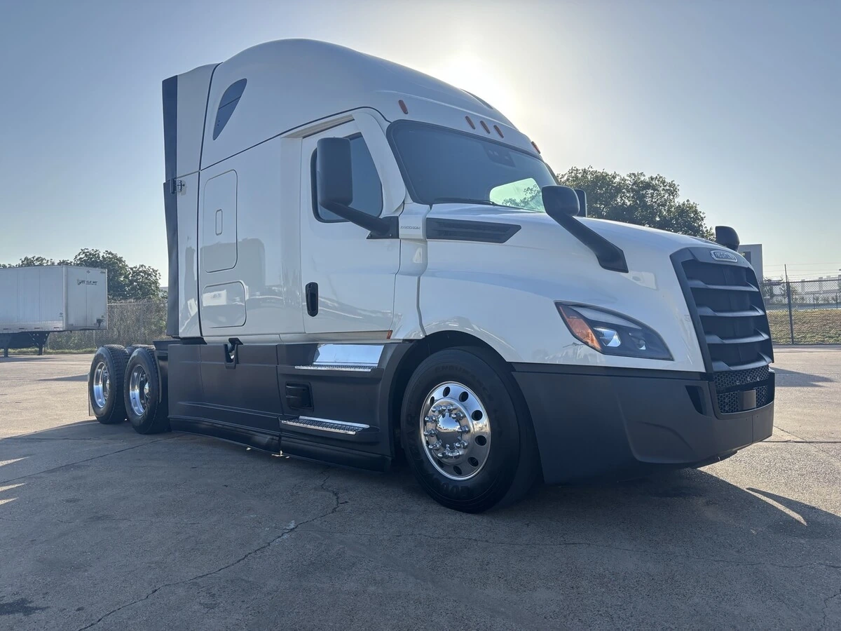 2025 Freightliner Cascadia — photo 3