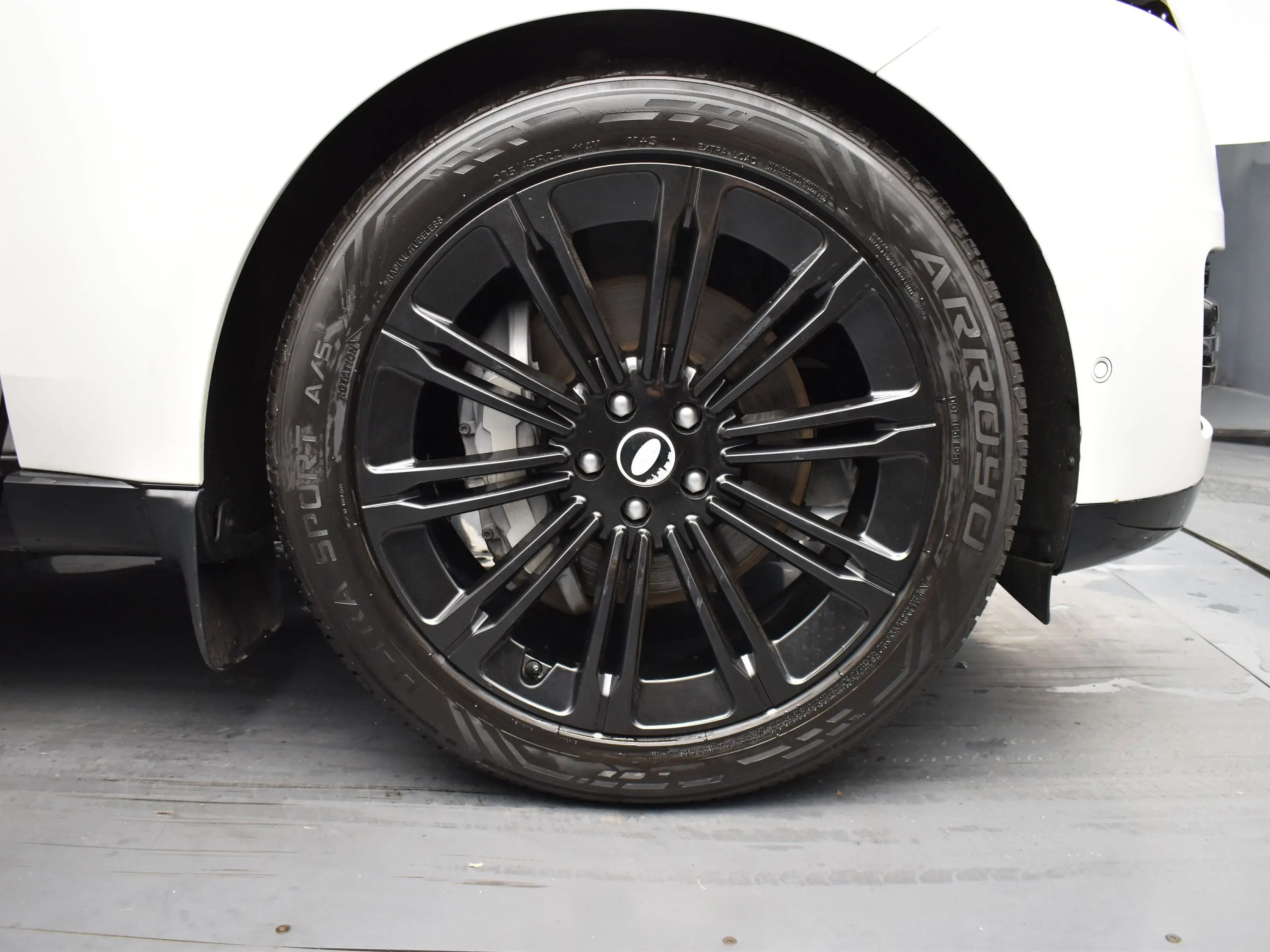 2023 Land Rover Range Rover SE photo 2