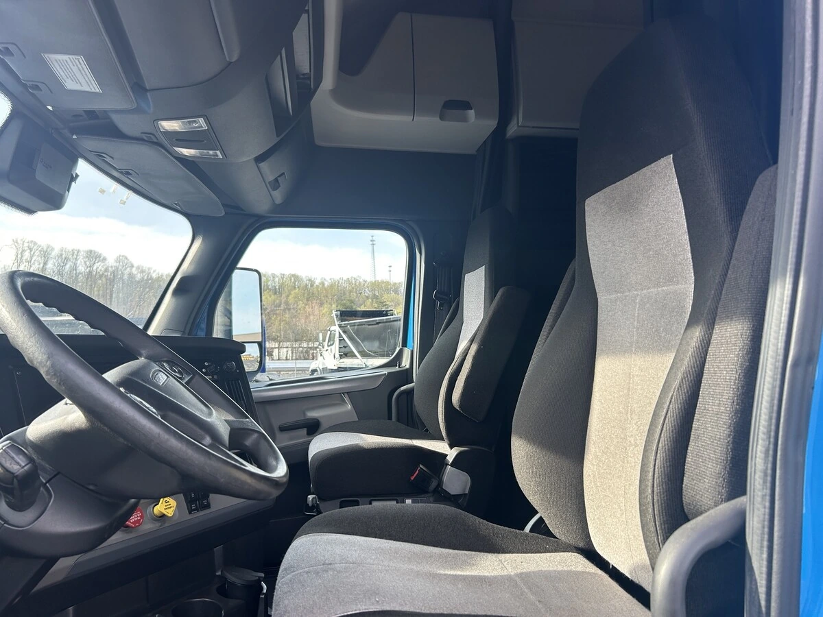 2022 Freightliner Cascadia - image 14