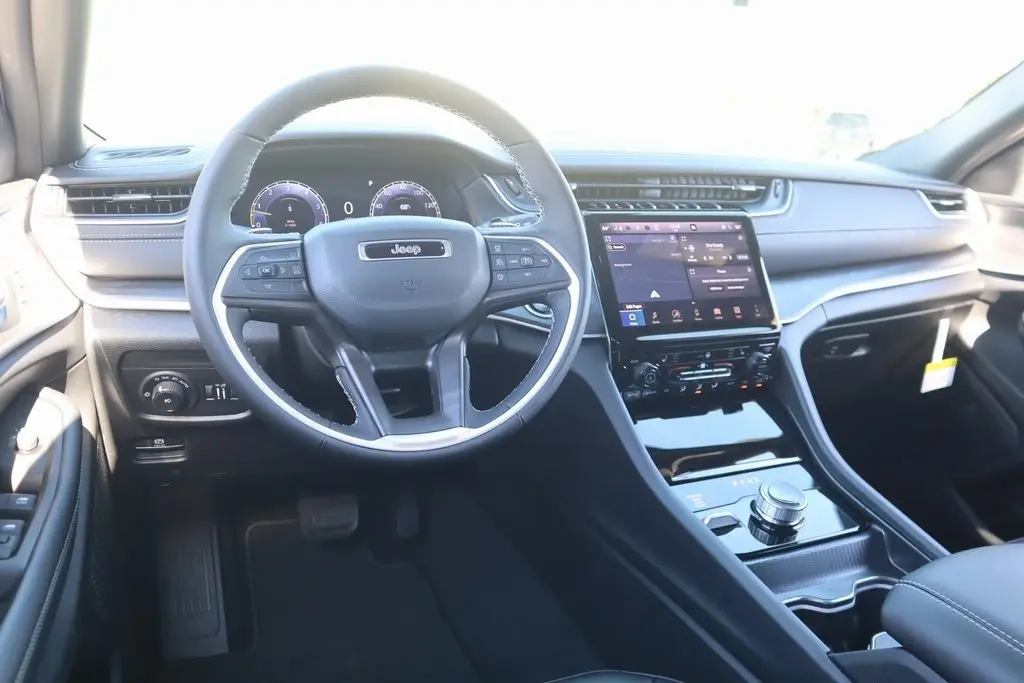 2025 Jeep Grand Cherokee Limited photo 2