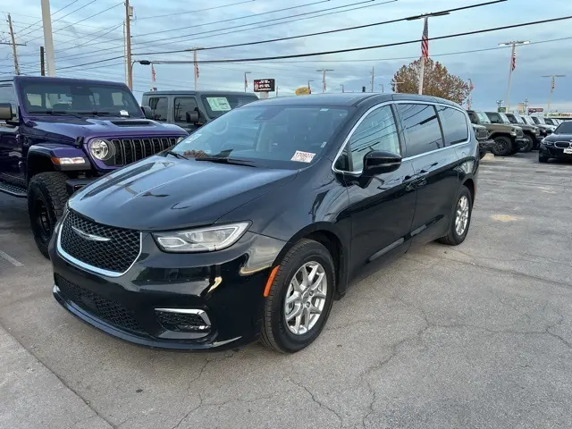 2024 Chrysler Pacifica Touring L's photo