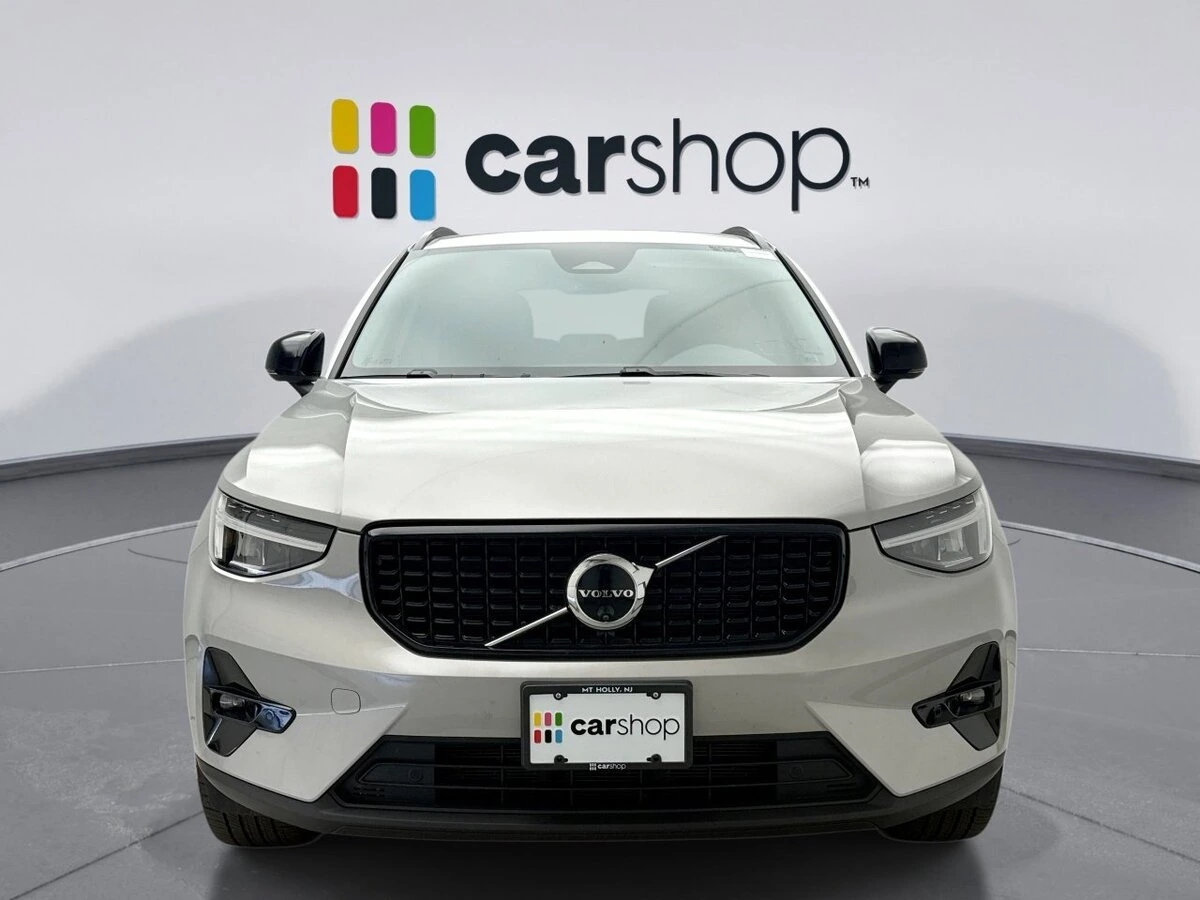 2025 Volvo - image 8