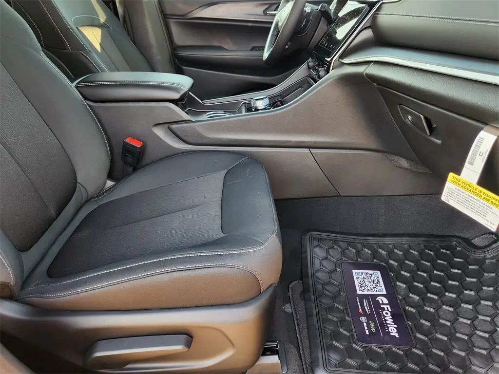 2025 Jeep Grand Cherokee Laredo photo 11