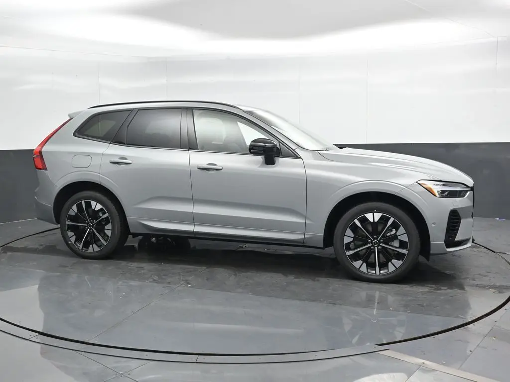 2026 Volvo - image 3
