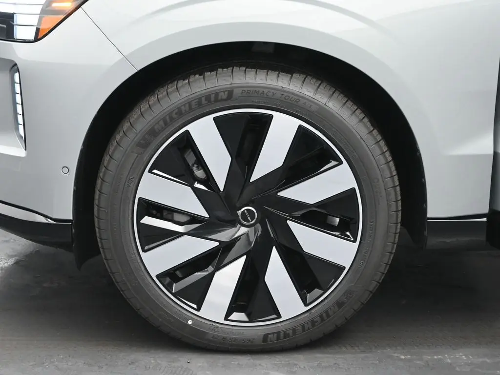 2025 Volvo - image 32