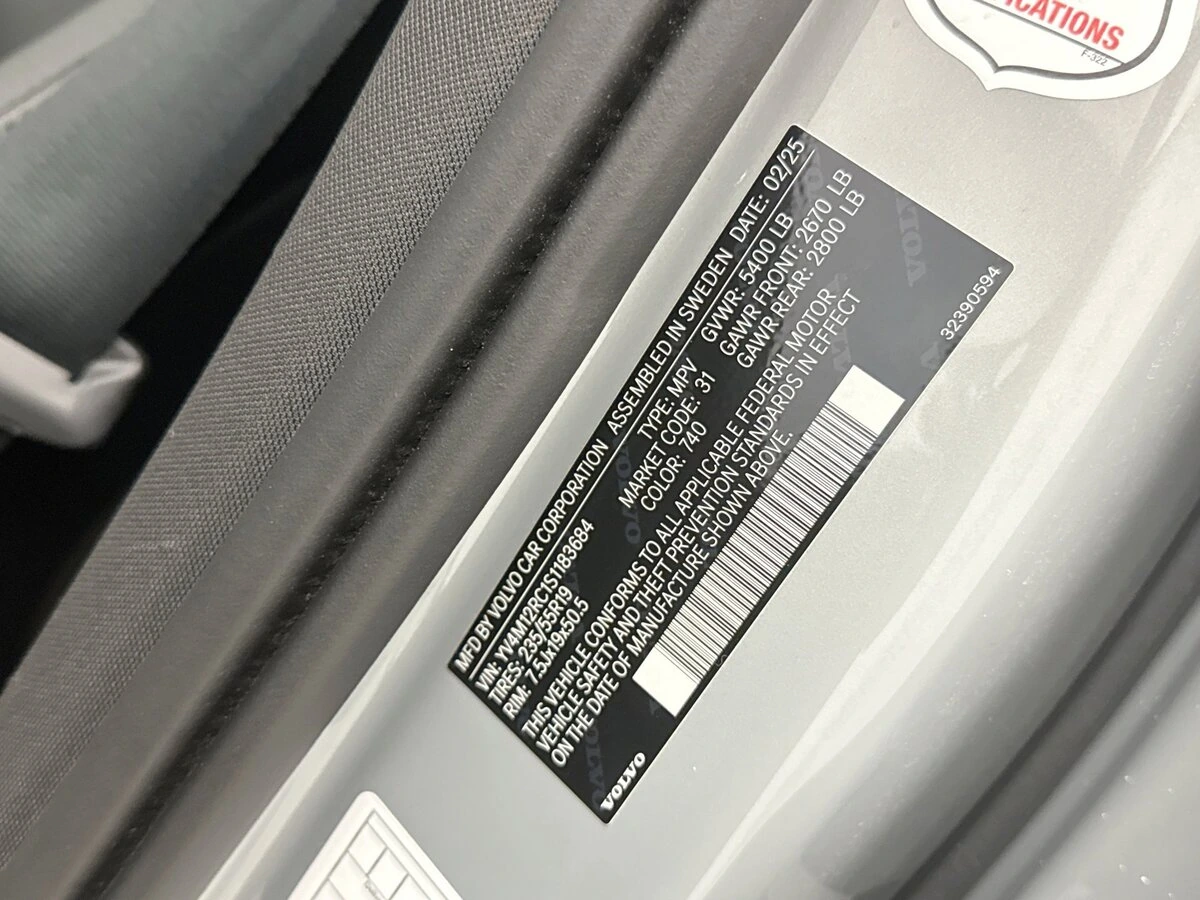 2025 Volvo - image 11