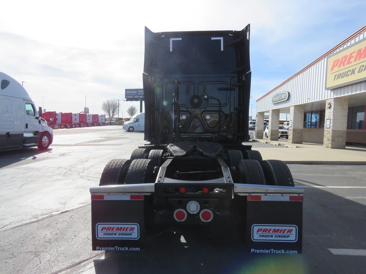 2022 Freightliner Cascadia - image 5