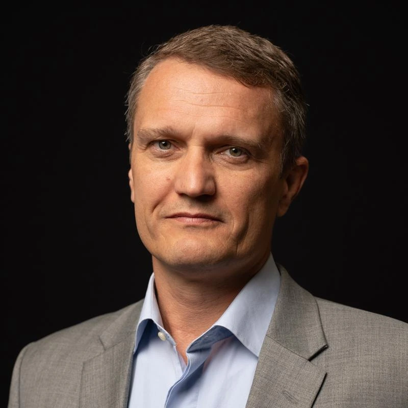 Elliott Lezov