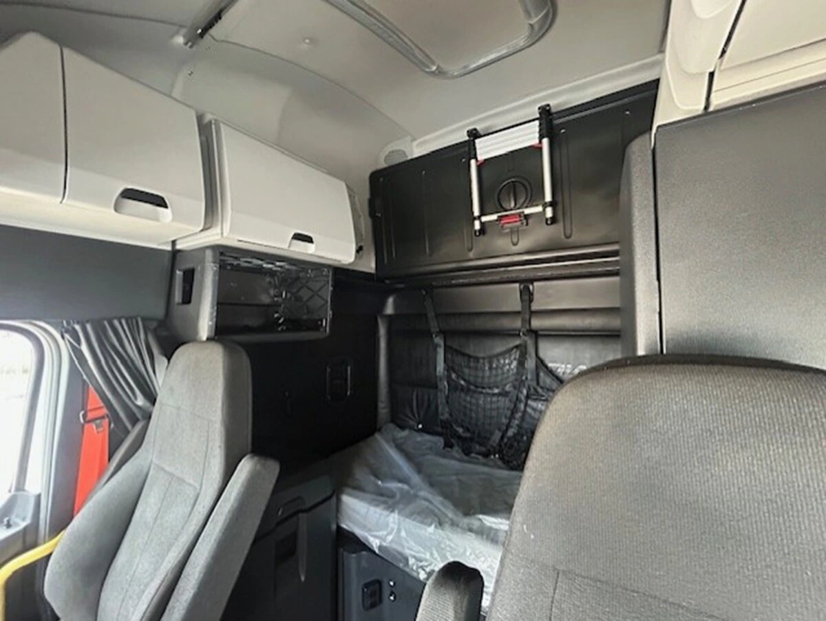 2024 Freightliner Cascadia - image 15