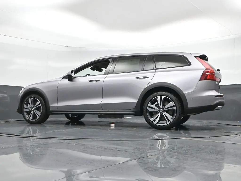 2026 Volvo - image 44