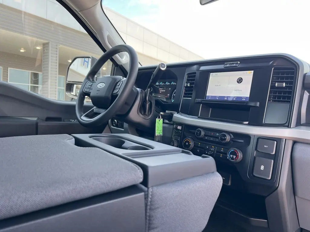 2025 Ford F-250 photo 2