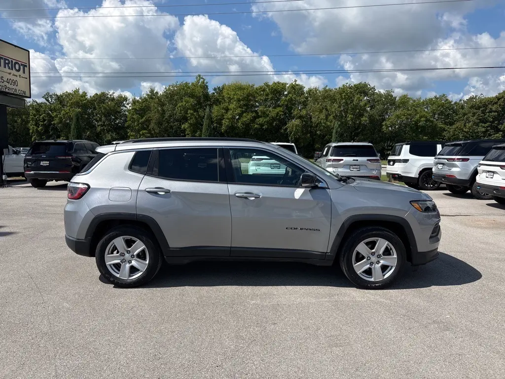 2022 Jeep Compass Latitude photo 2