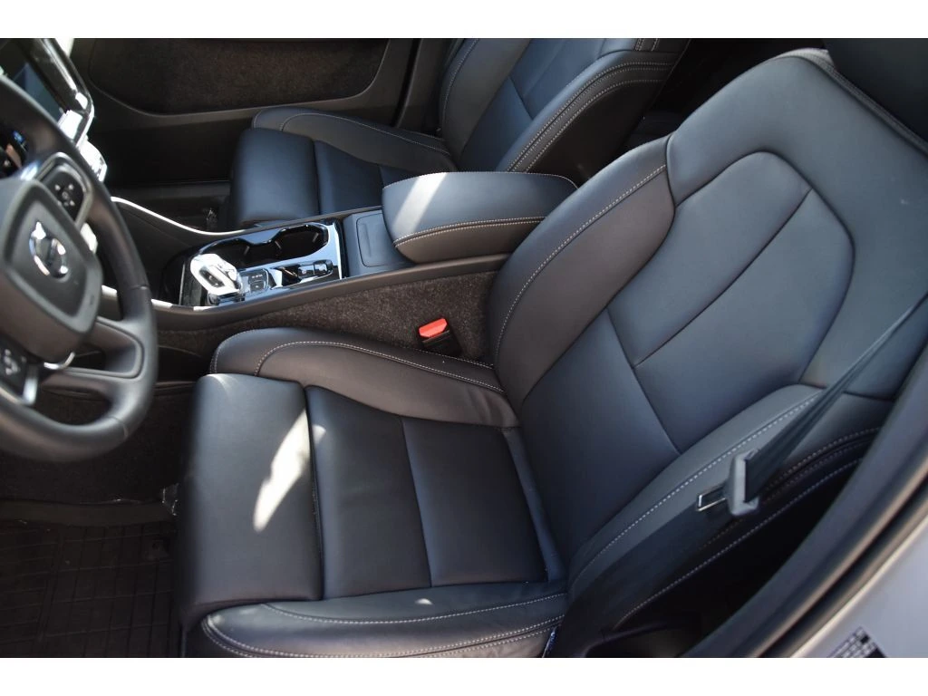 2025 Volvo - image 11