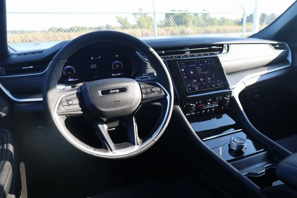 2025 Jeep Grand Cherokee Laredo photo 2