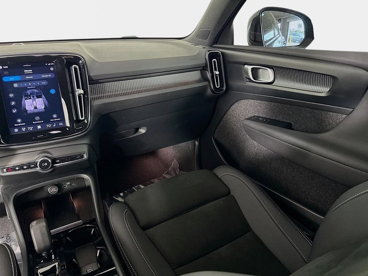 2023 Volvo - image 25