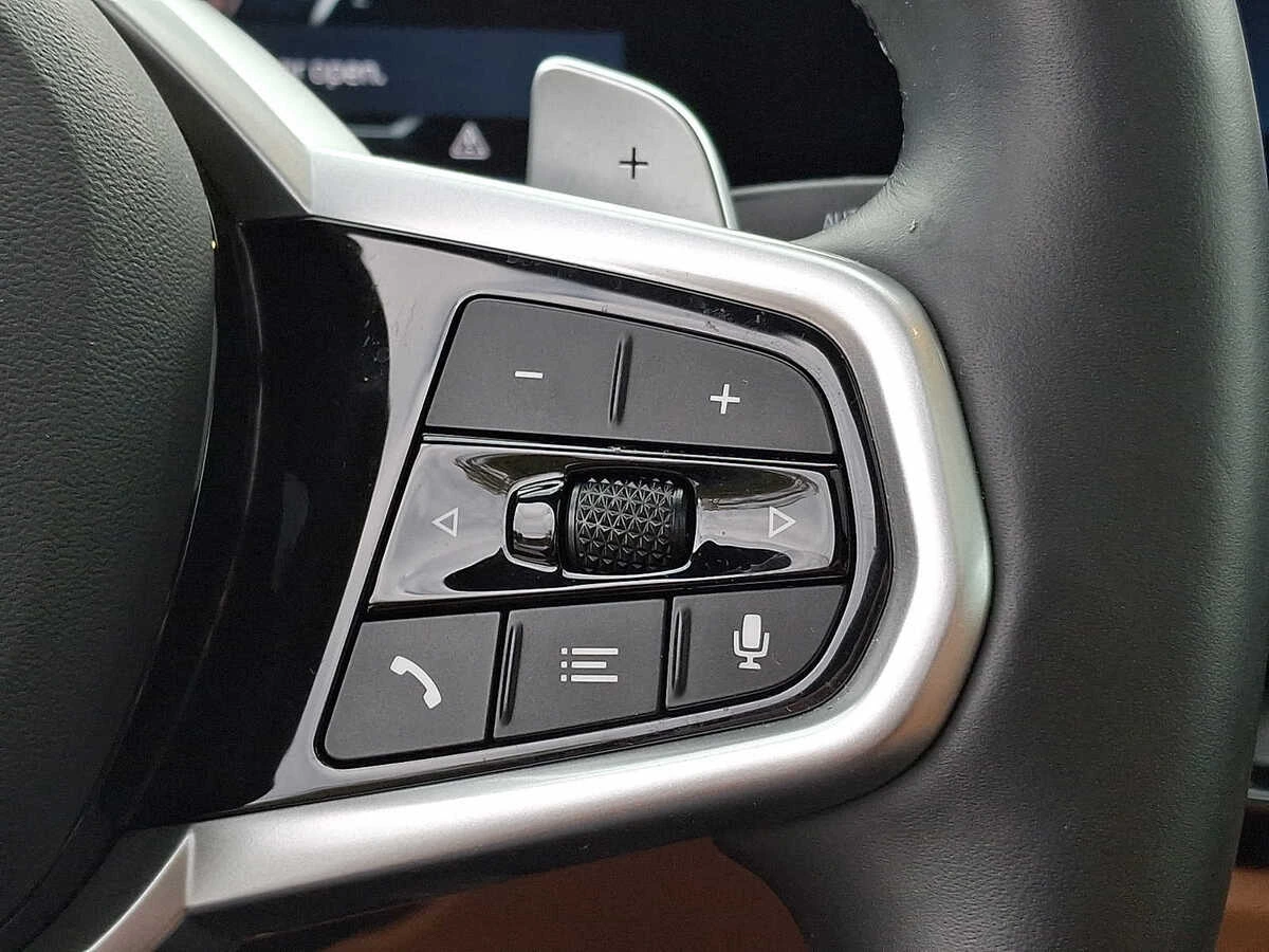 2025 BMW 3 Series 330i - Photo 18