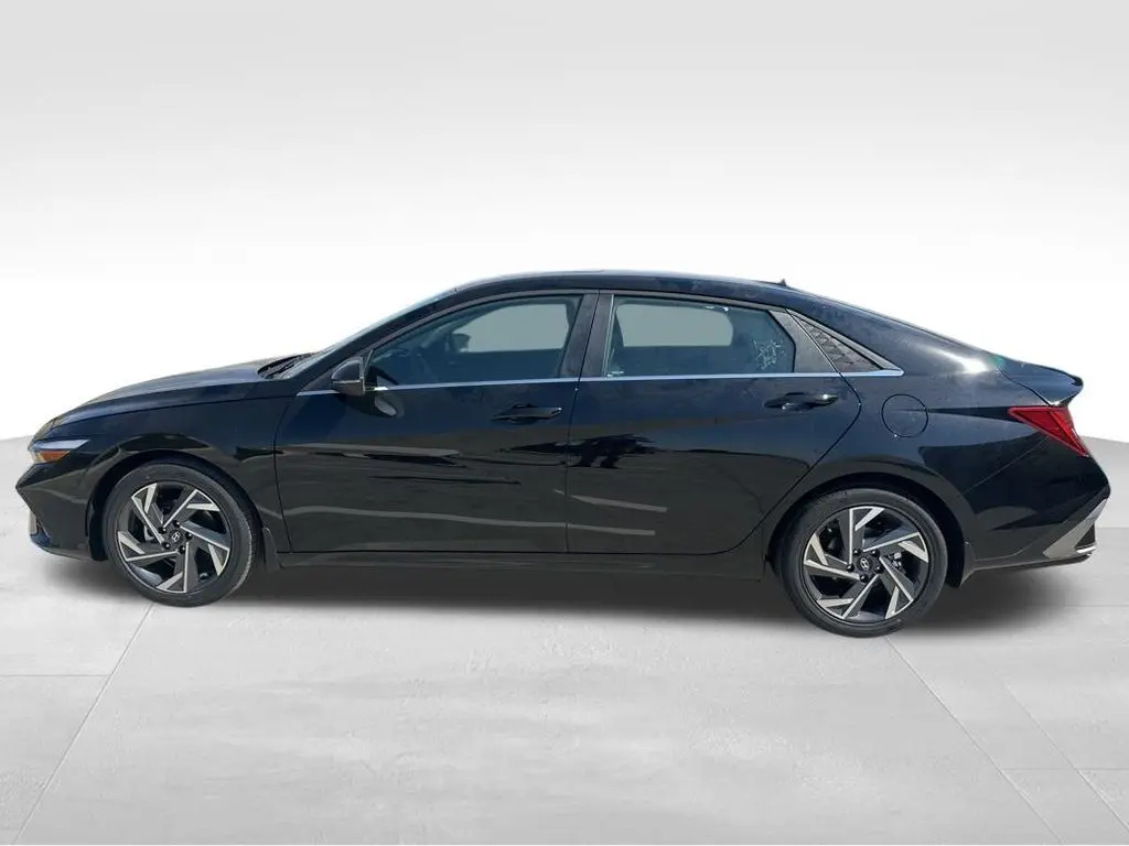 2025 Hyundai Elantra Limited photo 9