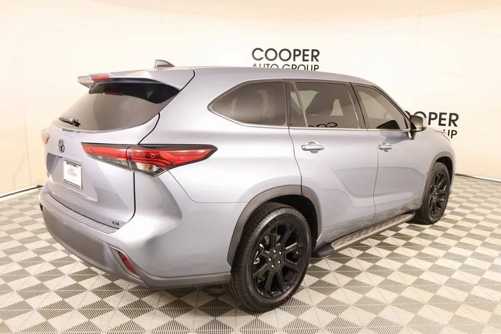 2022 Toyota Highlander LE photo 11