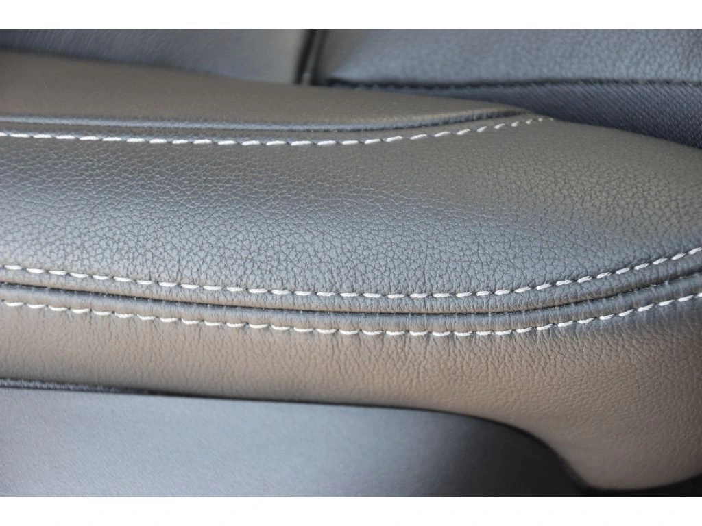 2025 Volvo - image 32