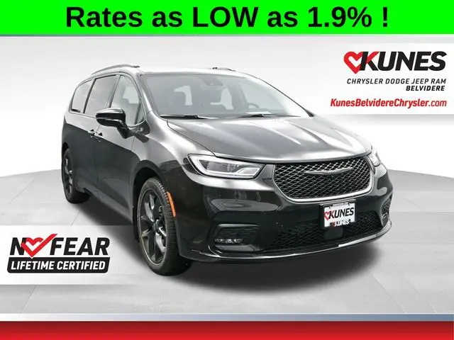 2026 Chrysler Pacifica Select's photo