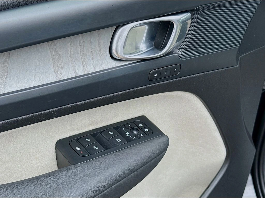 2023 Volvo XC40 Plus - Photo 22