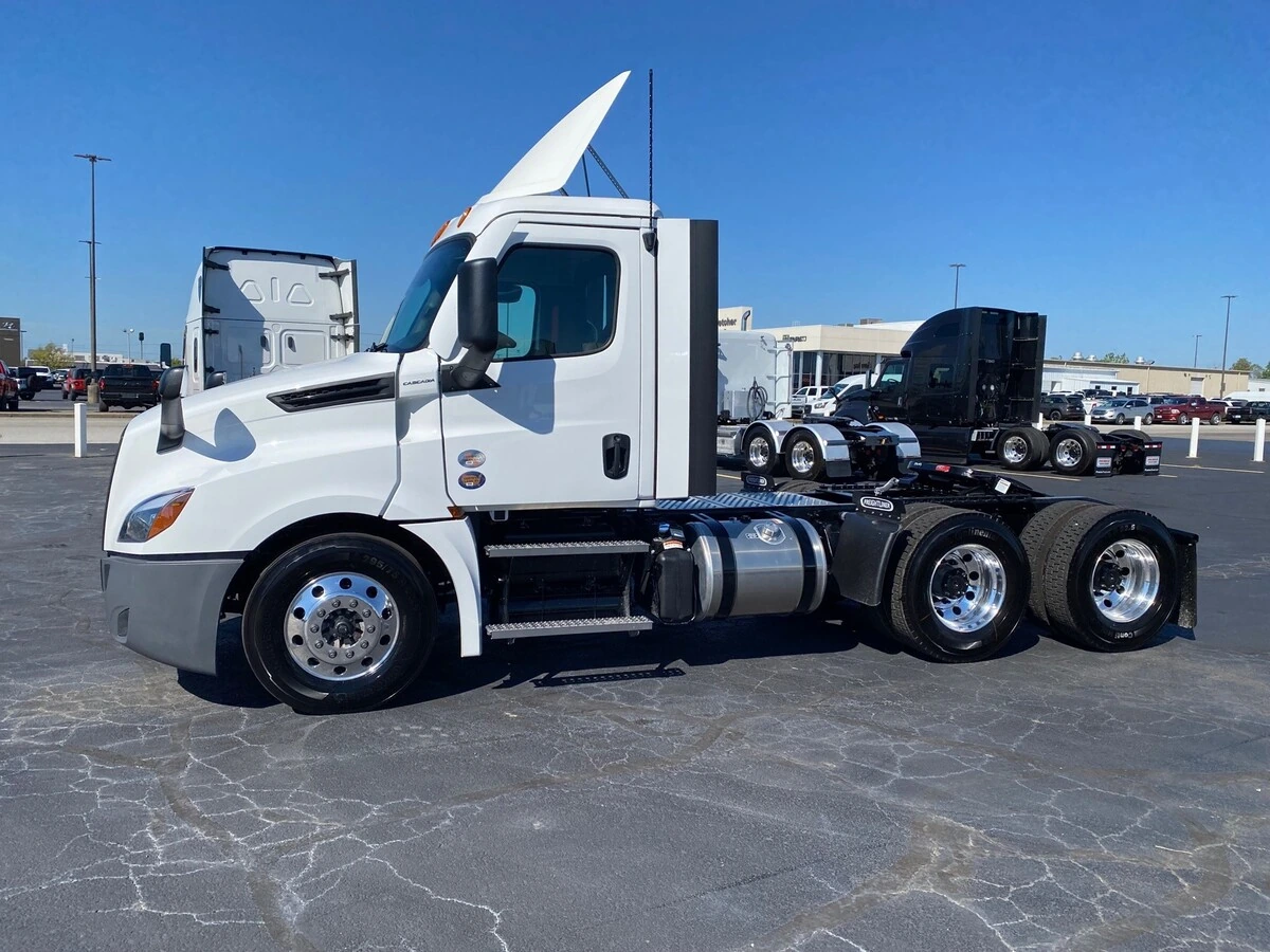 2027 Freightliner Cascadia — photo 2