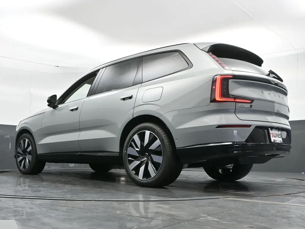 2025 Volvo - image 48