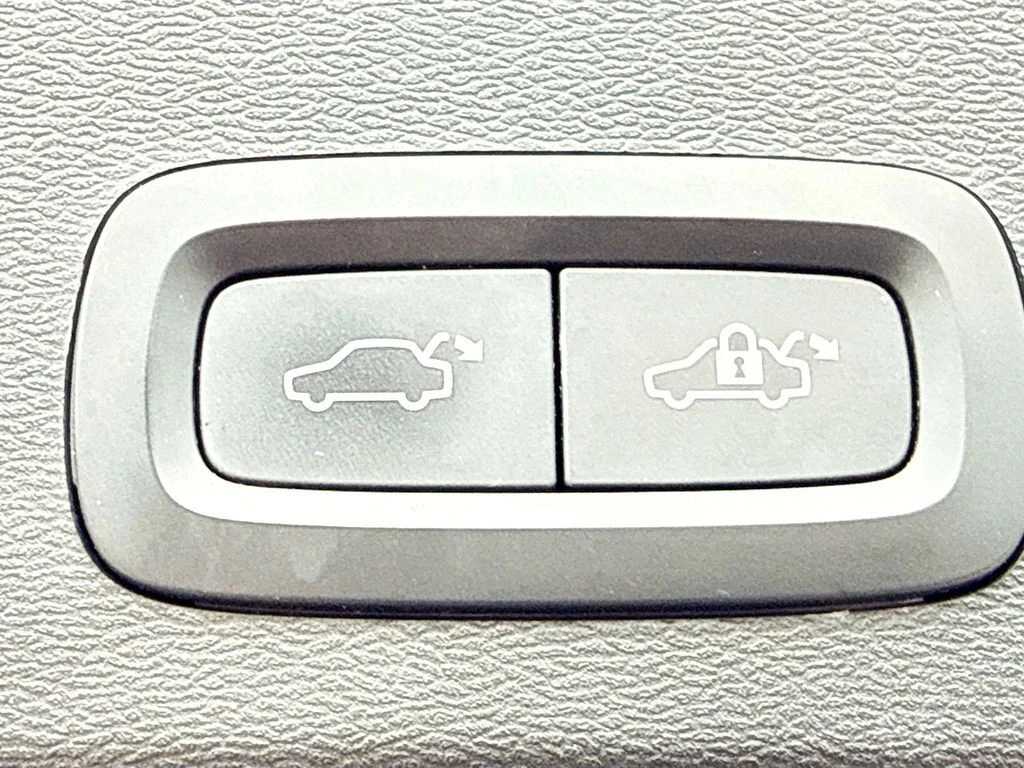 2023 Volvo XC40 Plus - Photo 13
