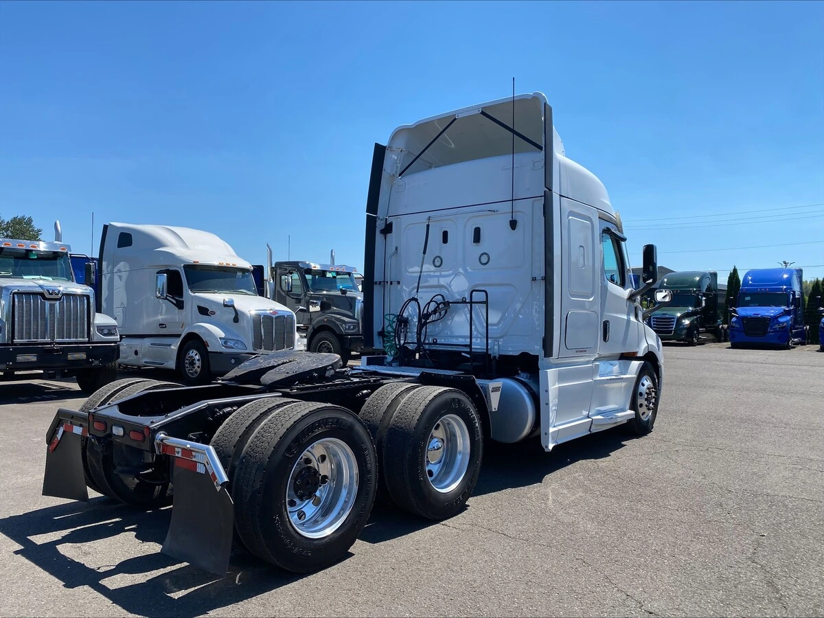 2024 Freightliner Cascadia — photo 5
