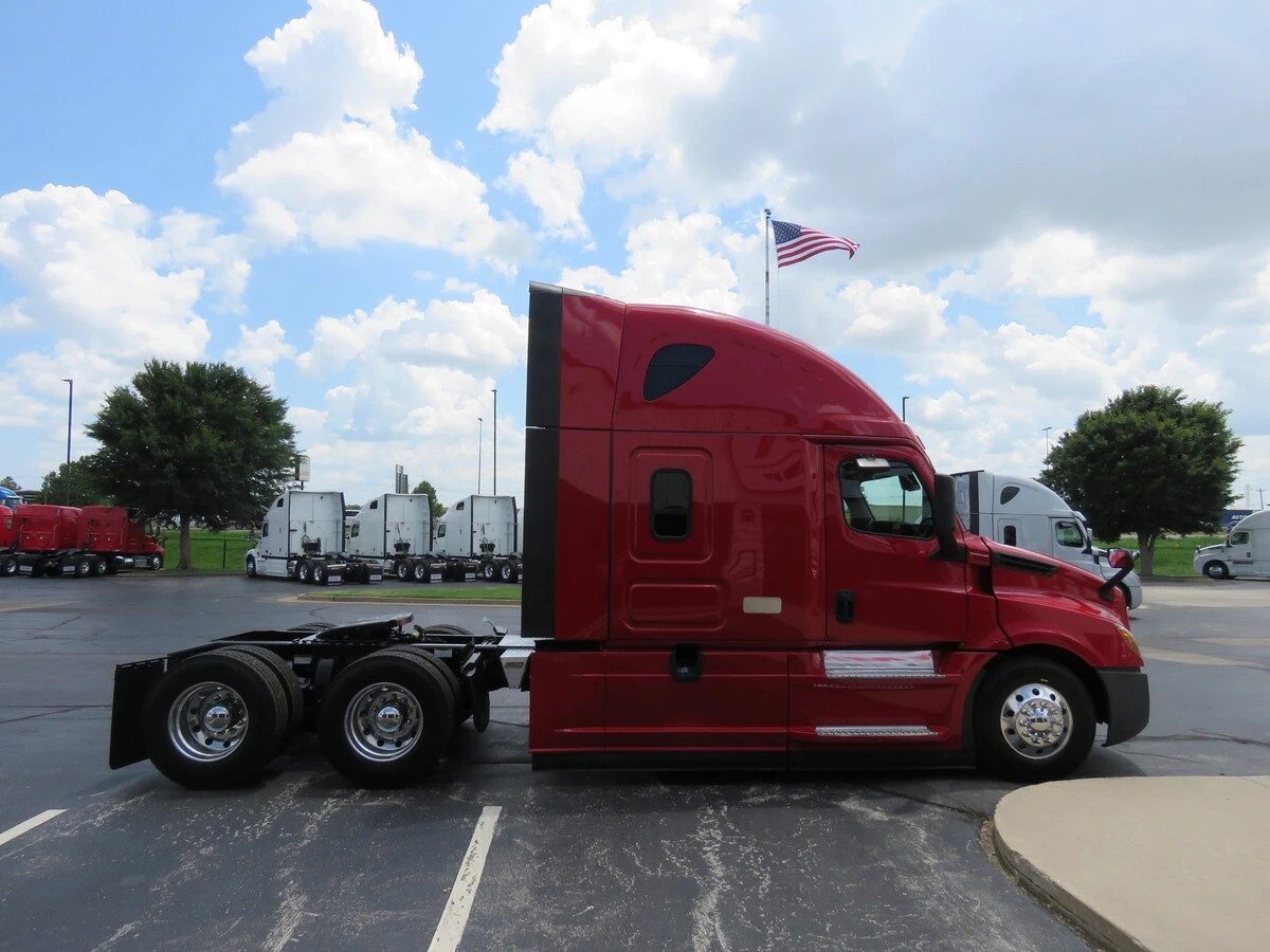 2022 Freightliner Cascadia — photo 8