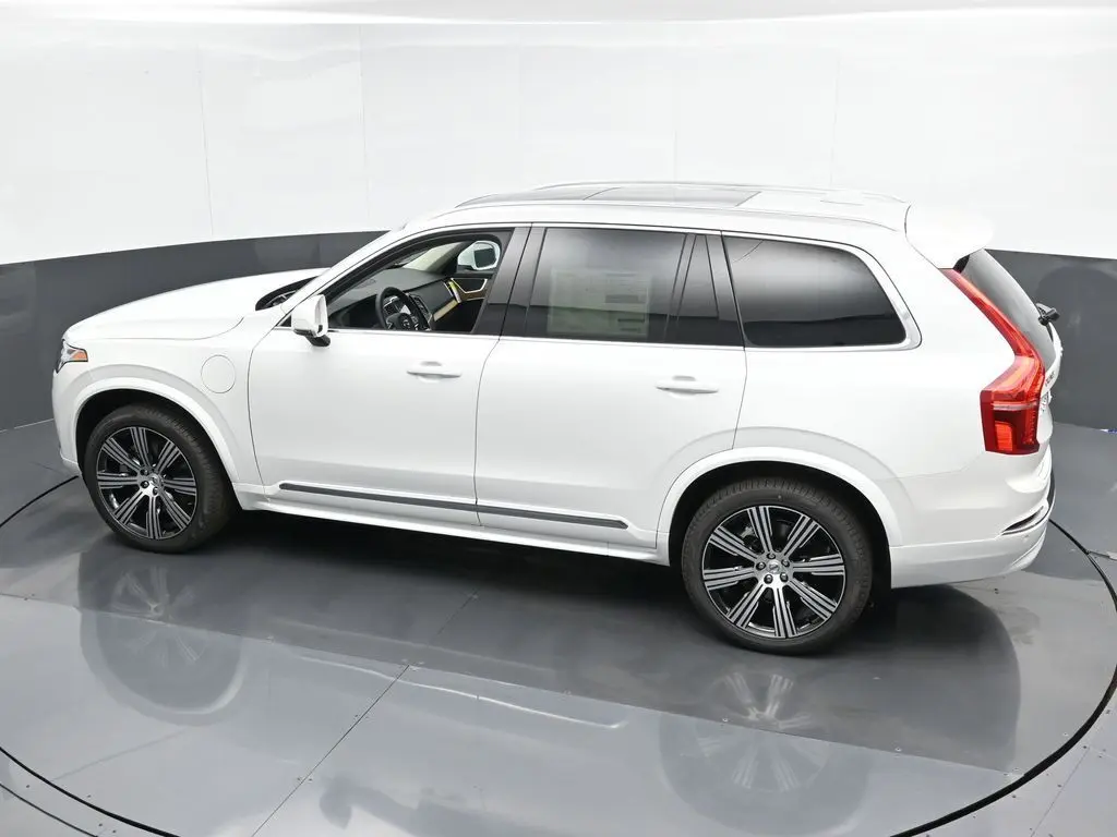 2025 Volvo - image 38