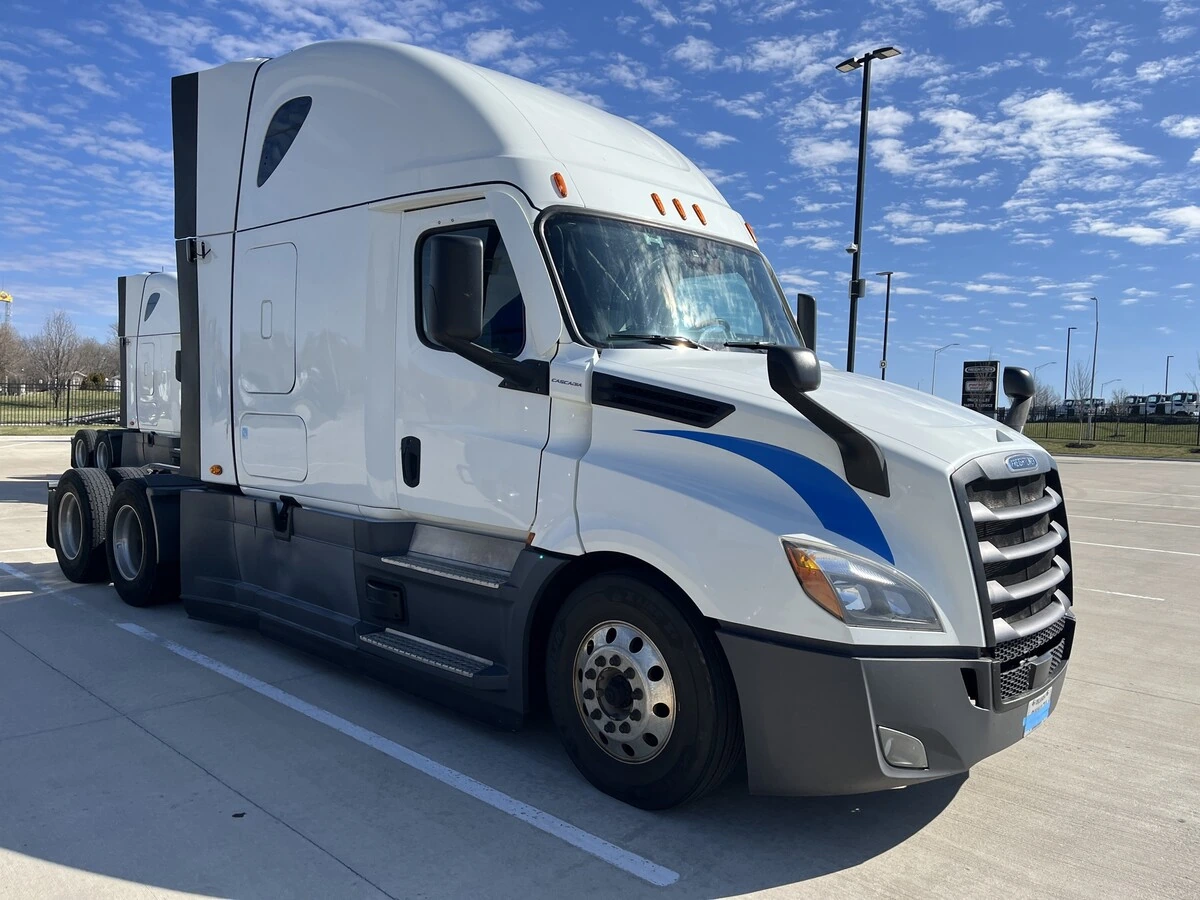 2021 Freightliner Cascadia - image 2