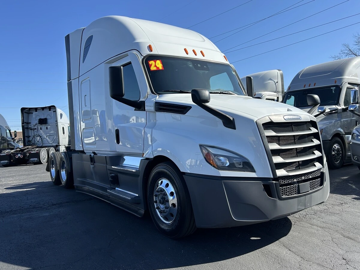 2024 Freightliner Cascadia - image 2