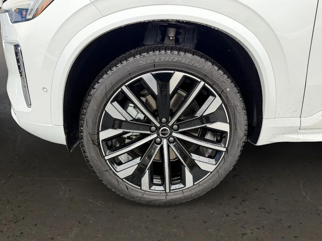 2026 Volvo - image 25