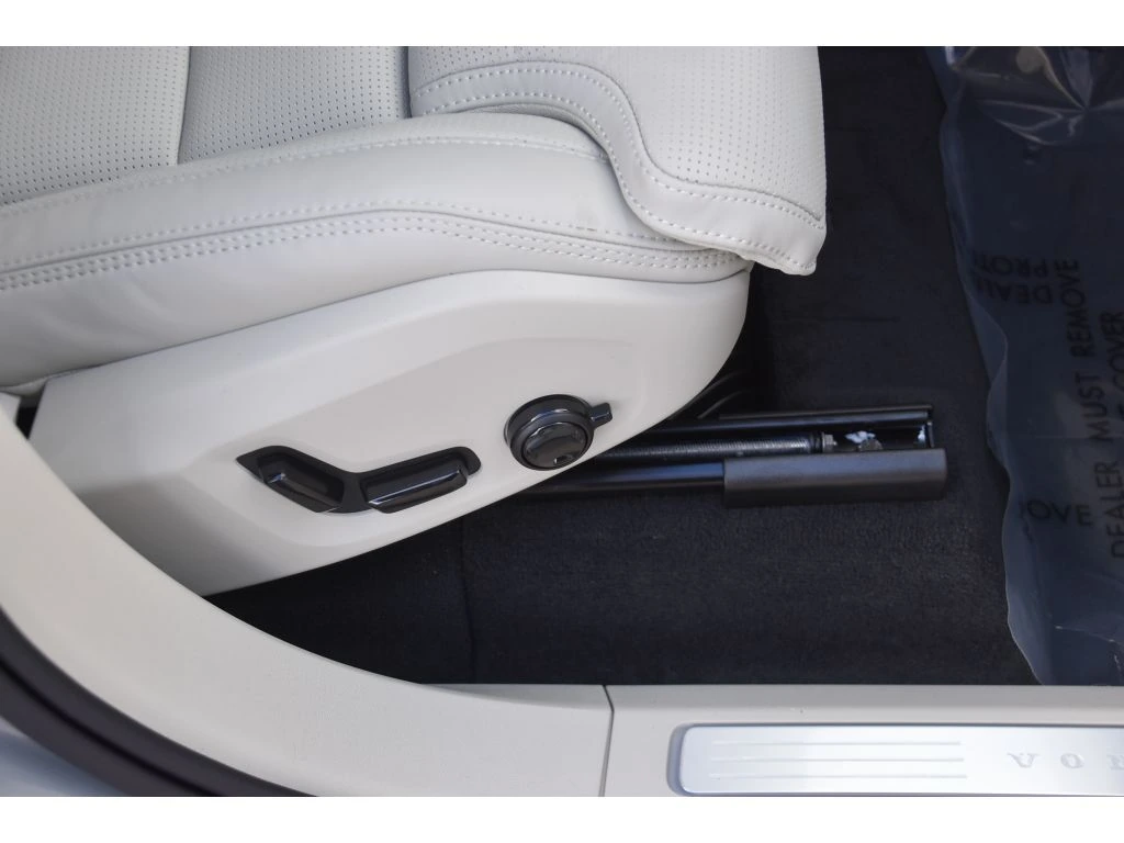 2026 Volvo - image 31