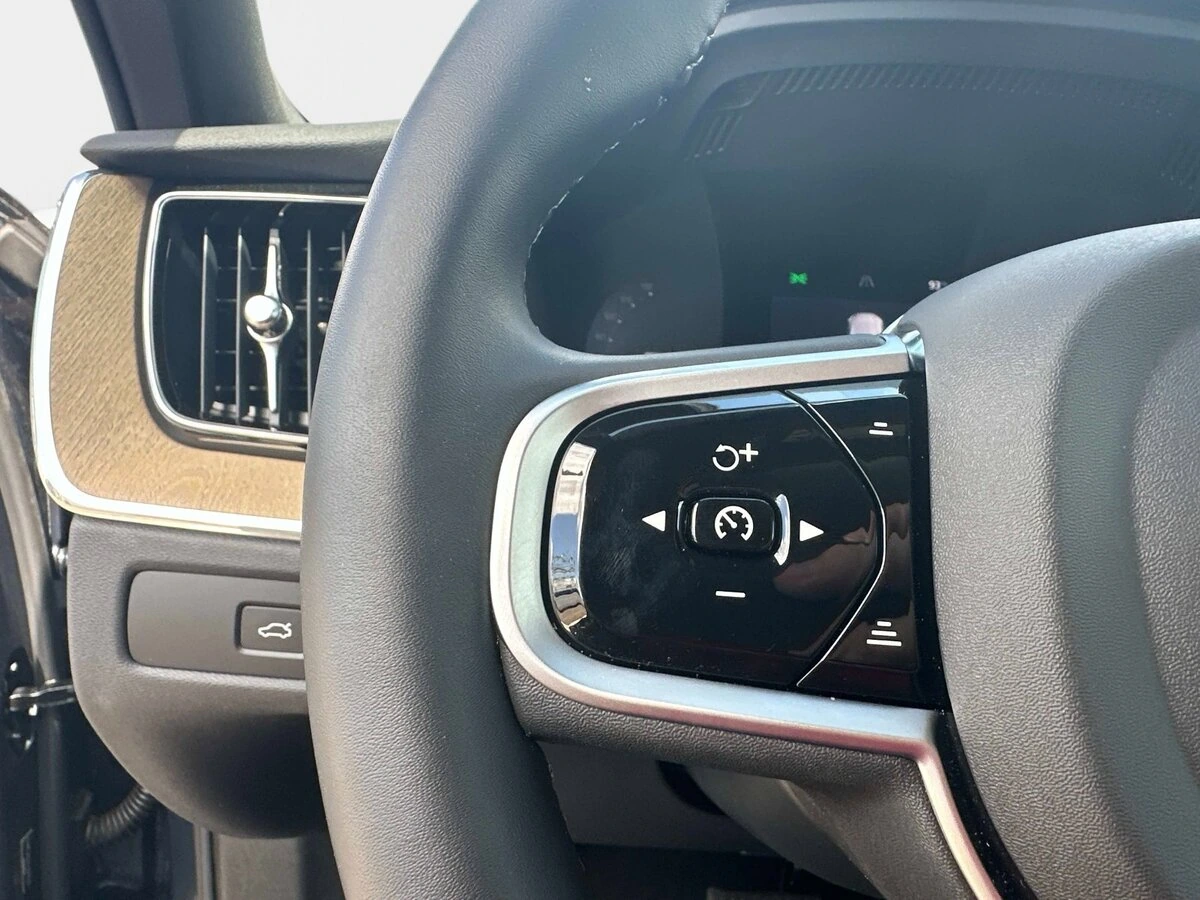 2026 Volvo - image 27
