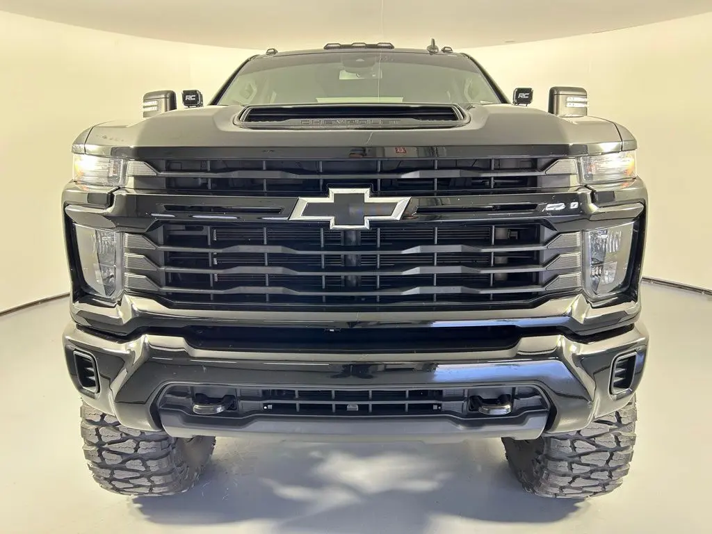 2024 Chevrolet Silverado 2500HD Custom photo 2