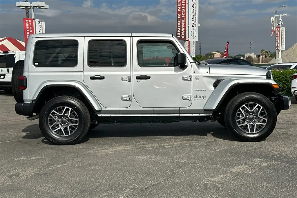2024 Jeep Wrangler Sahara photo 2