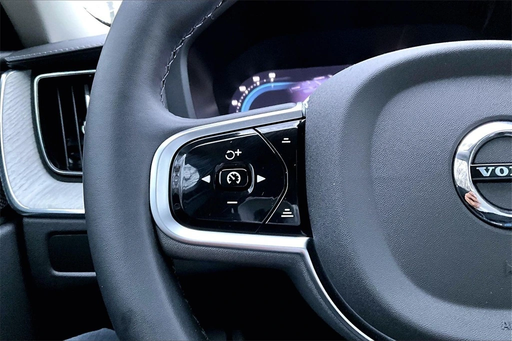 2025 Volvo - image 11