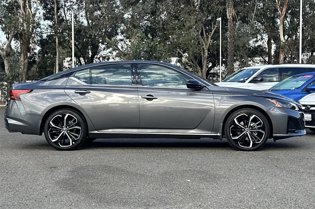2025 Nissan Altima 2.5 SR photo 3