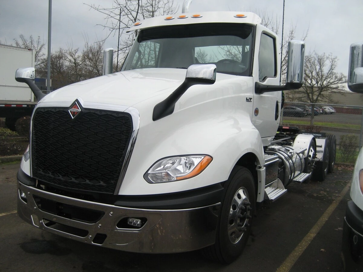 2025 International LT — photo 2