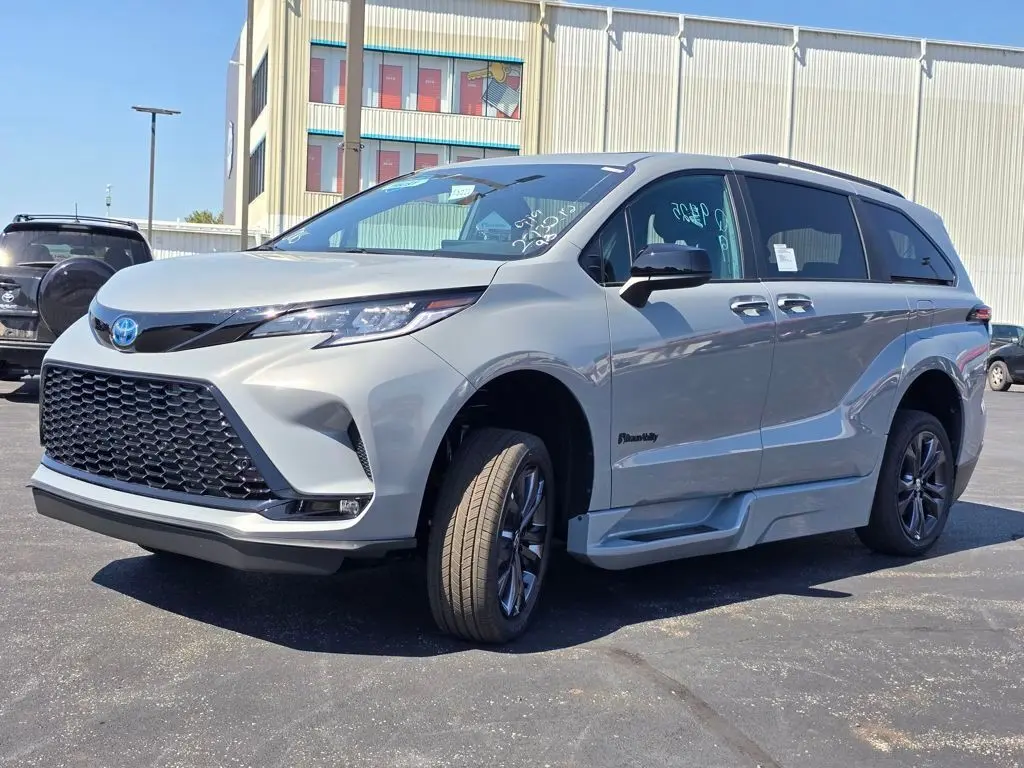 2025 Toyota Sienna XSE photo 13
