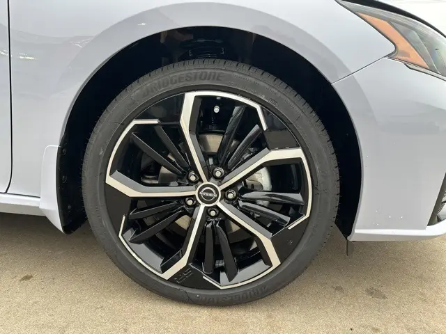 2025 Nissan Altima 2.5 SR photo 4