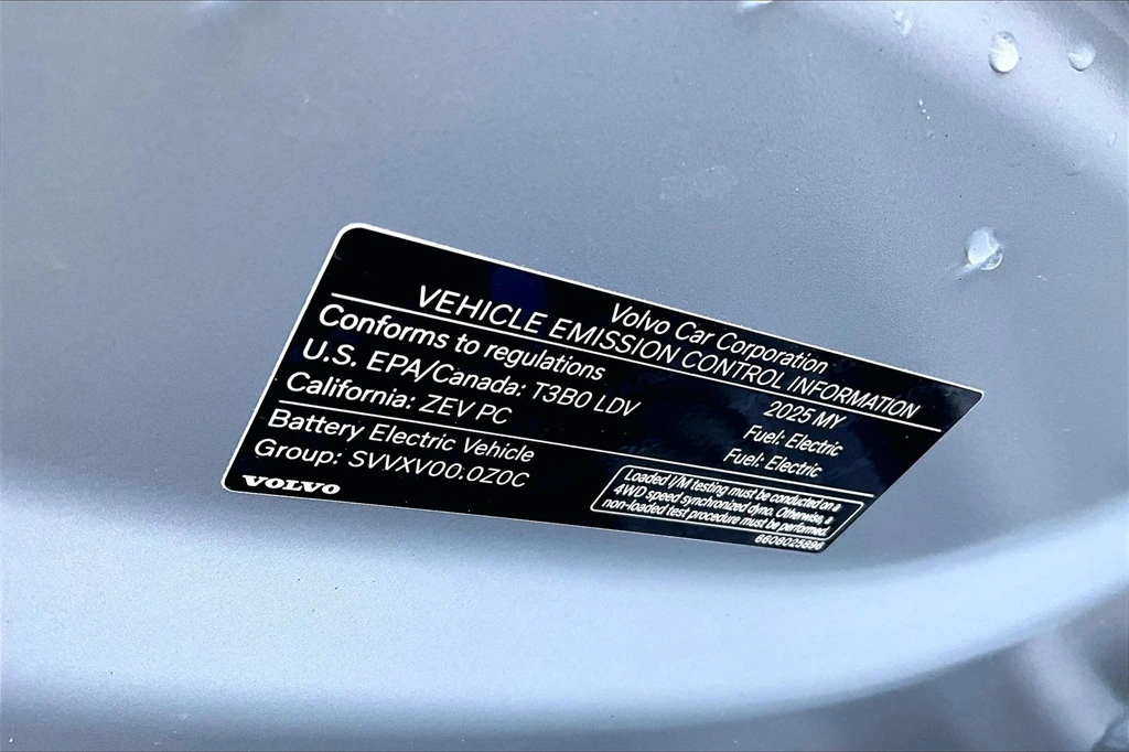 2025 Volvo - image 30