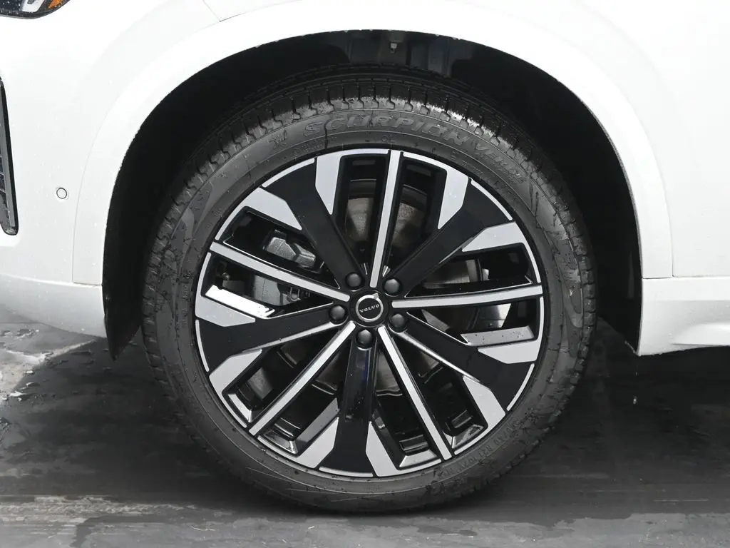 2025 Volvo - image 32