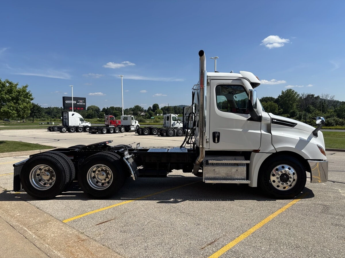 2025 Freightliner Cascadia — photo 4