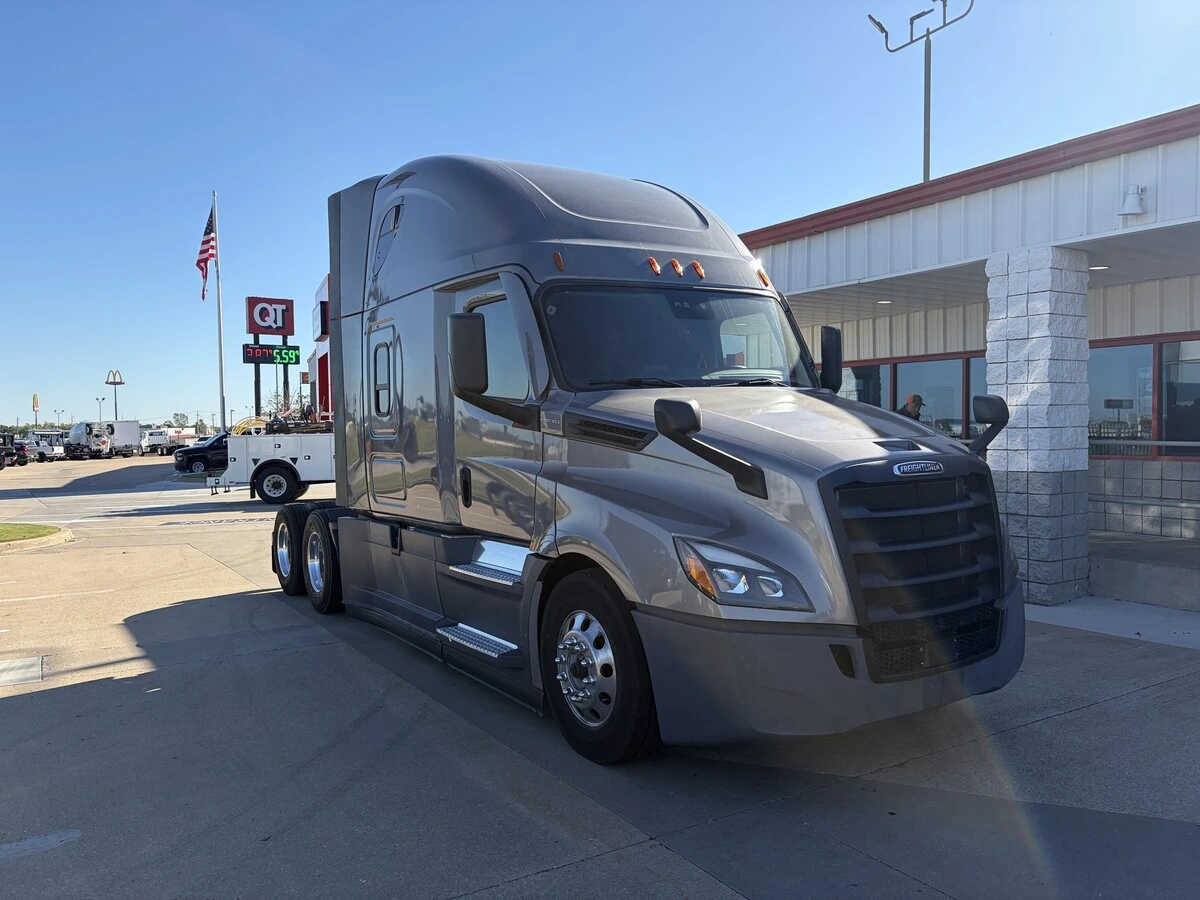 2022 Freightliner Cascadia — photo 3