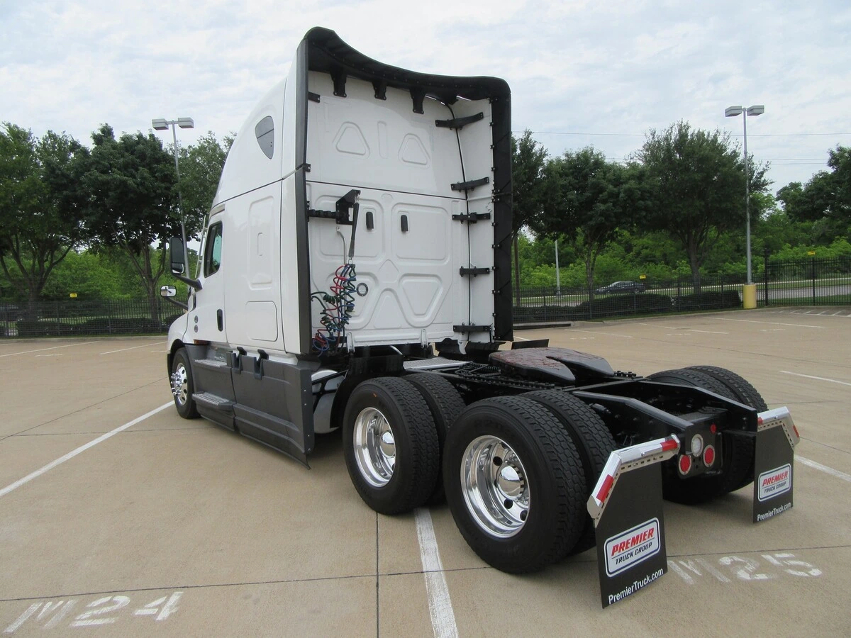 2025 Freightliner Cascadia — photo 3