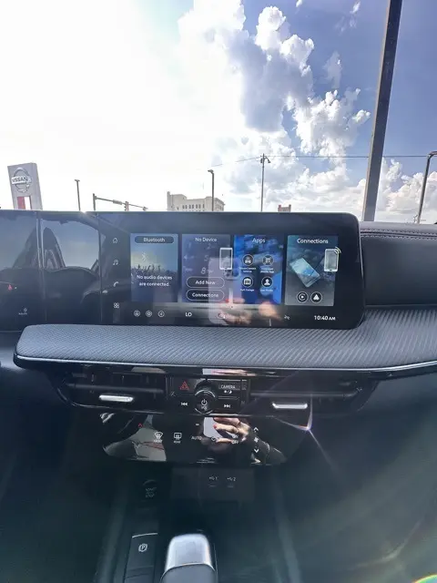 2026 Nissan Kicks SR photo 12