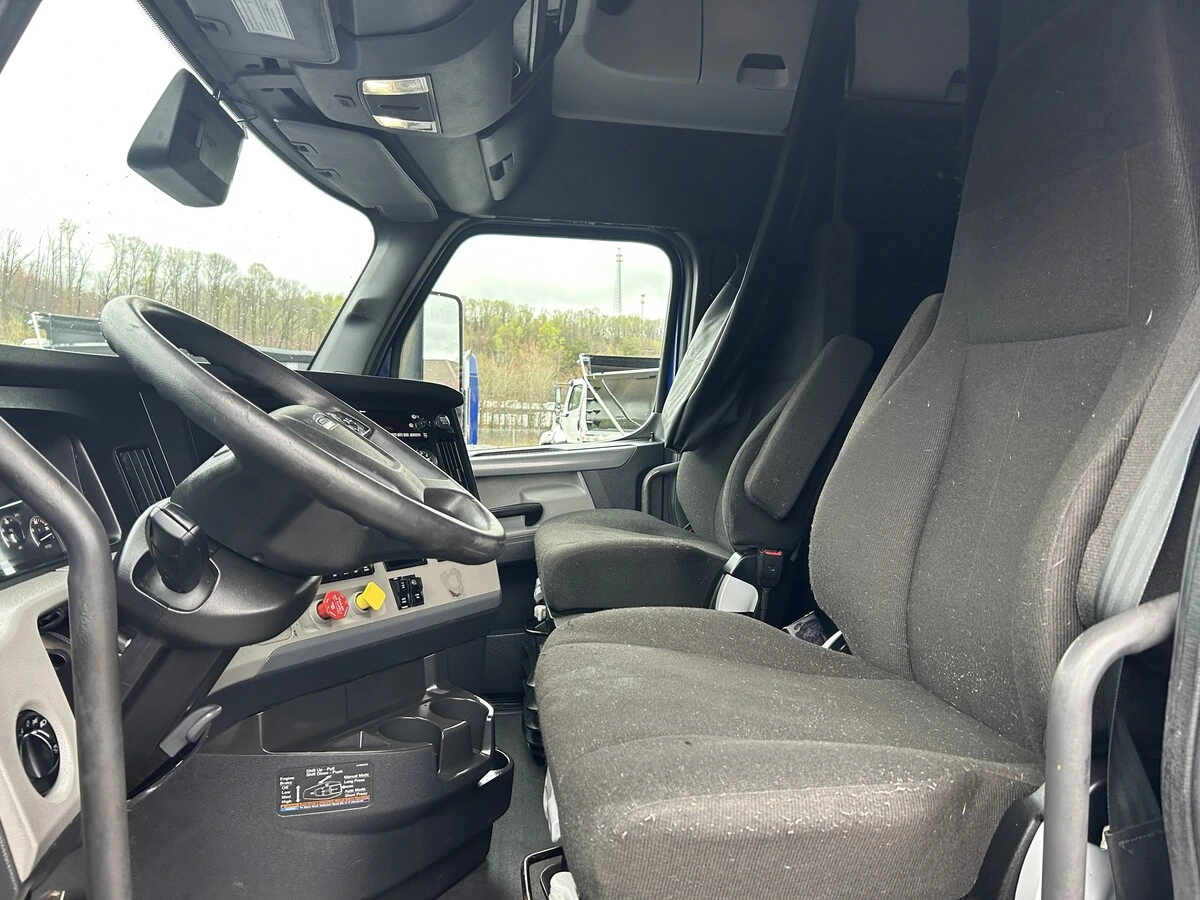 2022 Freightliner Cascadia - image 14